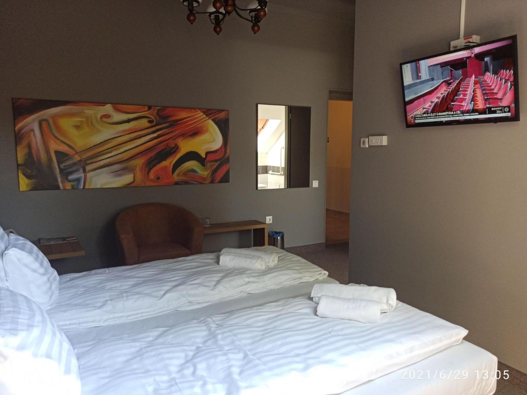 Svajci Lak Panzio Bed & Breakfast Nyíregyháza Eksteriør bilde