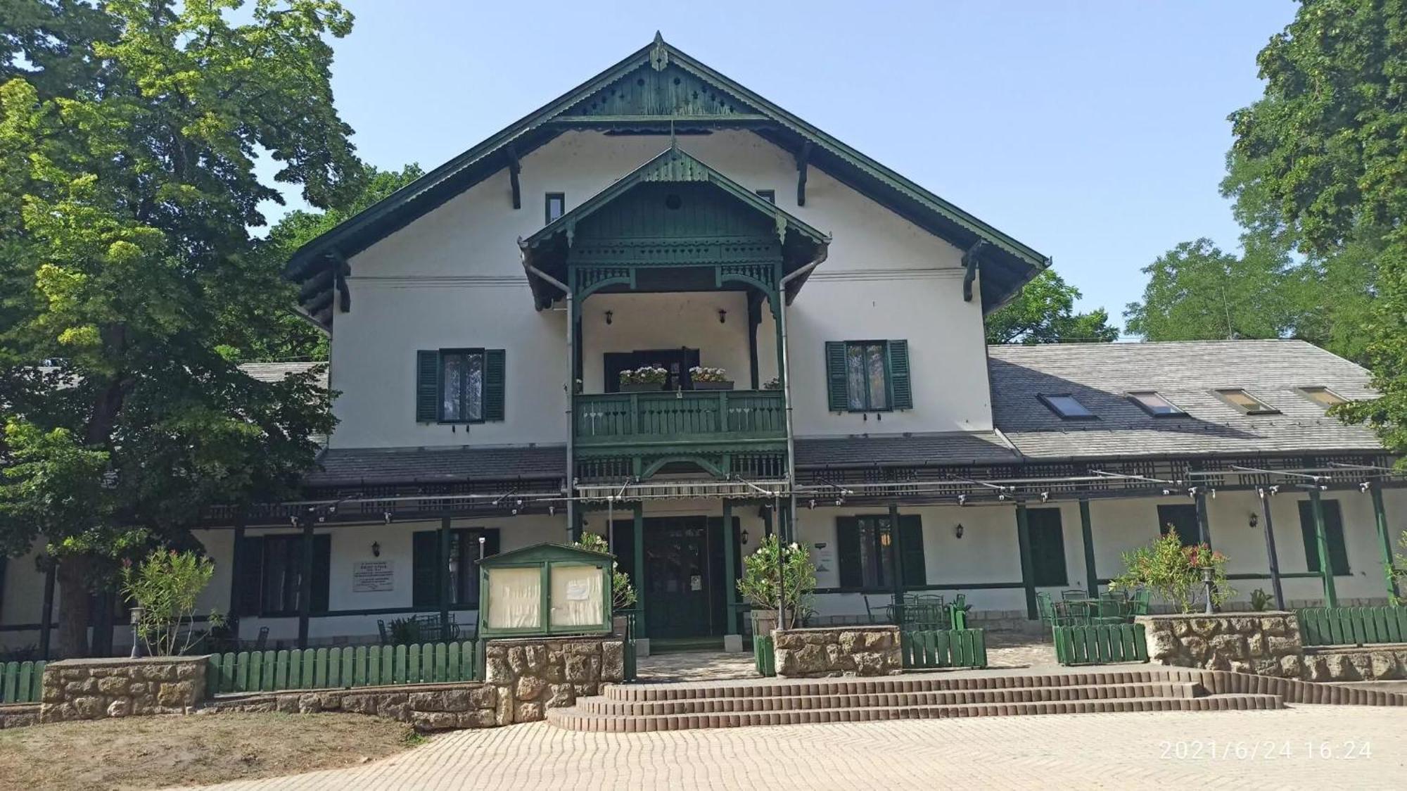 Svajci Lak Panzio Bed & Breakfast Nyíregyháza Eksteriør bilde